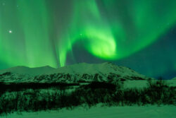 Classic 'Hurricane-Curl' aurora formation over Alaskan mountain range dsc 4080