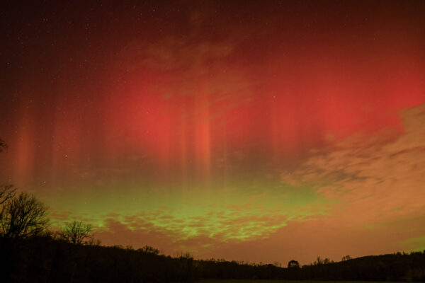Red ribbon/thin rays with green diffuse aurora on northern horizon 2 dsc 0676